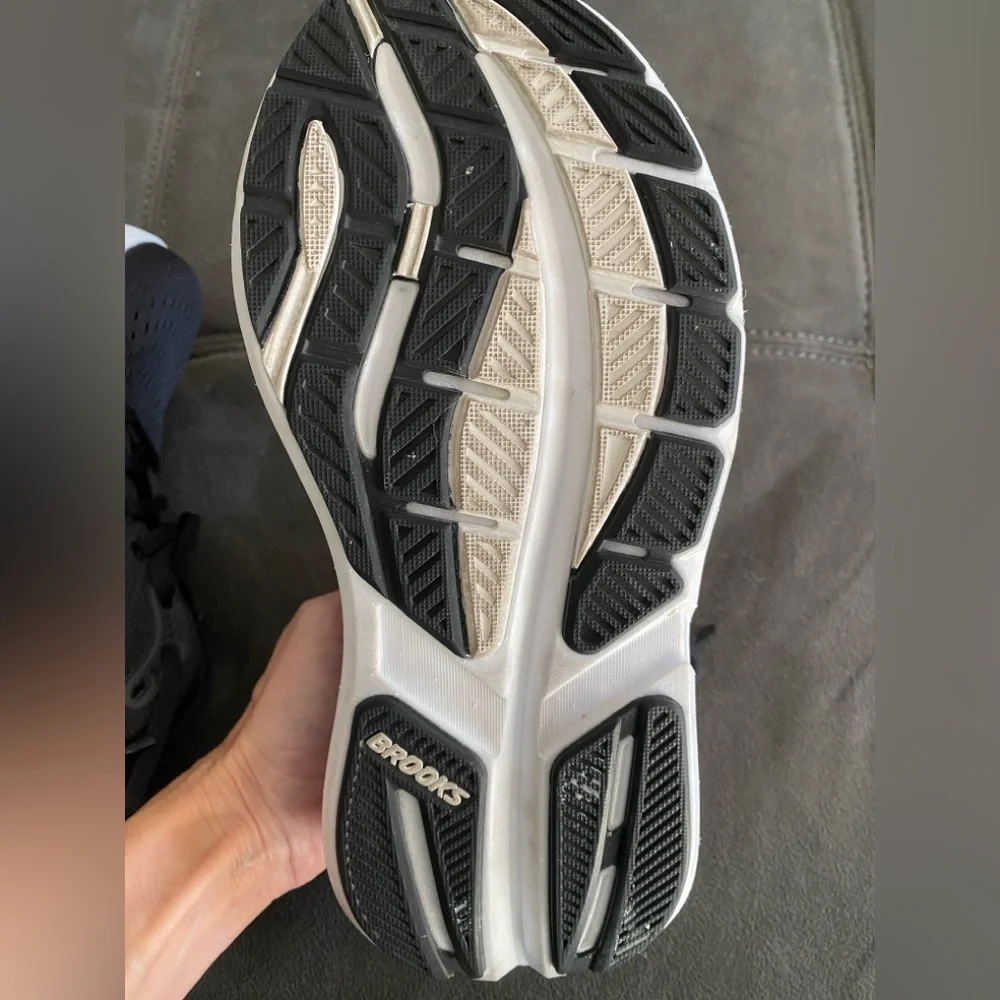 Brooks Ghost Max 3 women’s black and peach shoe 6.5 W - Picture 8 of 12